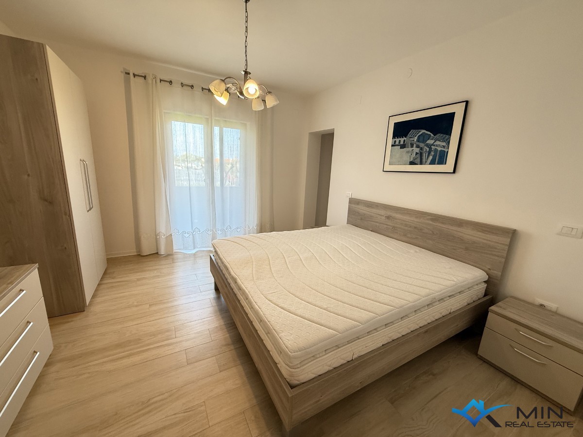 Hiša s 3 apartmaji in vrtom v centru Novigrada