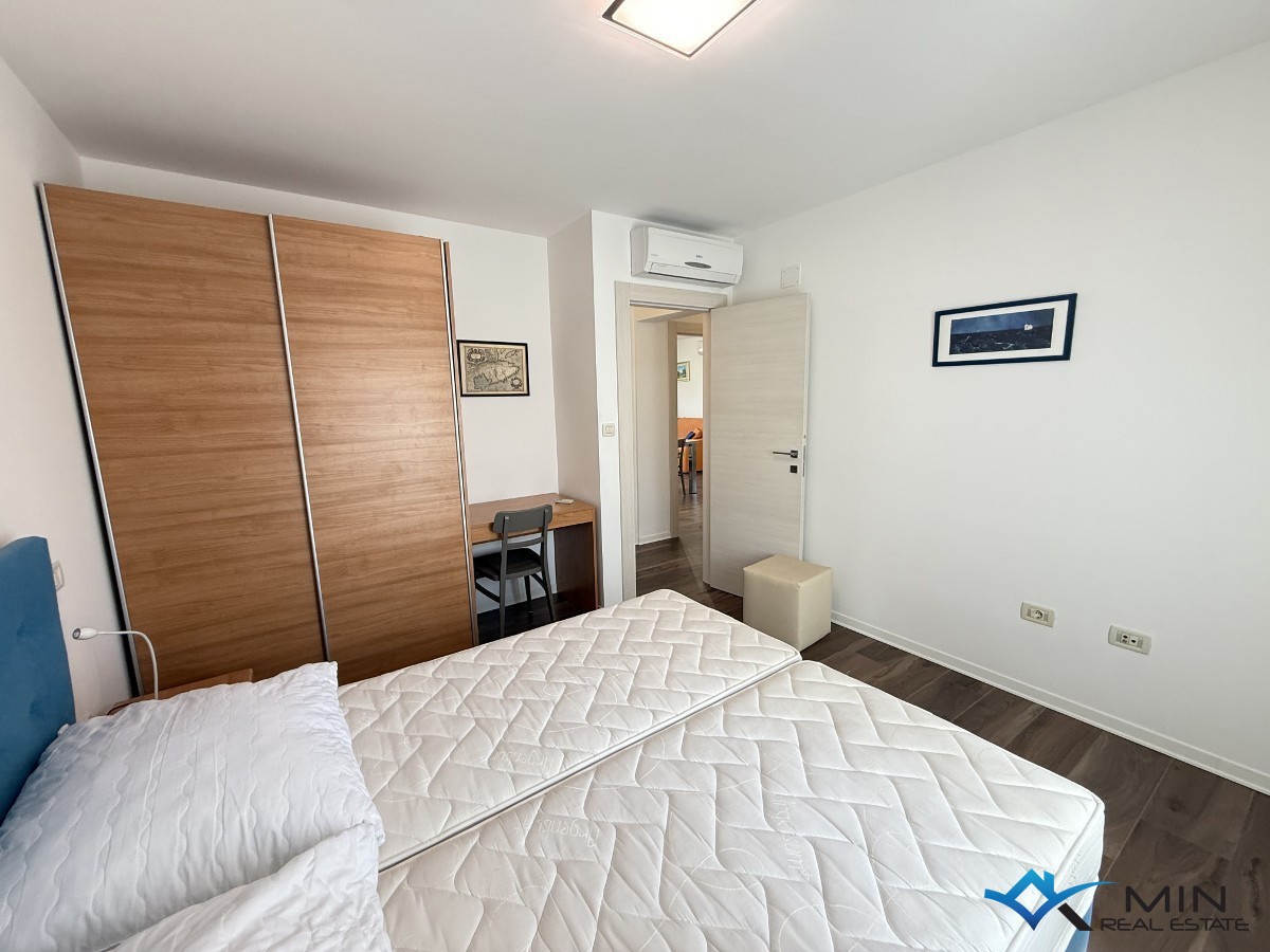 Hiša s 3 apartmaji in vrtom v centru Novigrada