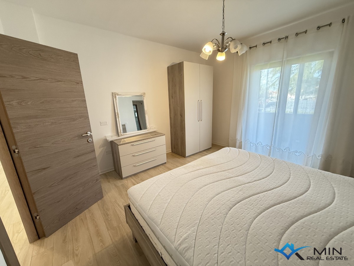 Hiša s 3 apartmaji in vrtom v centru Novigrada