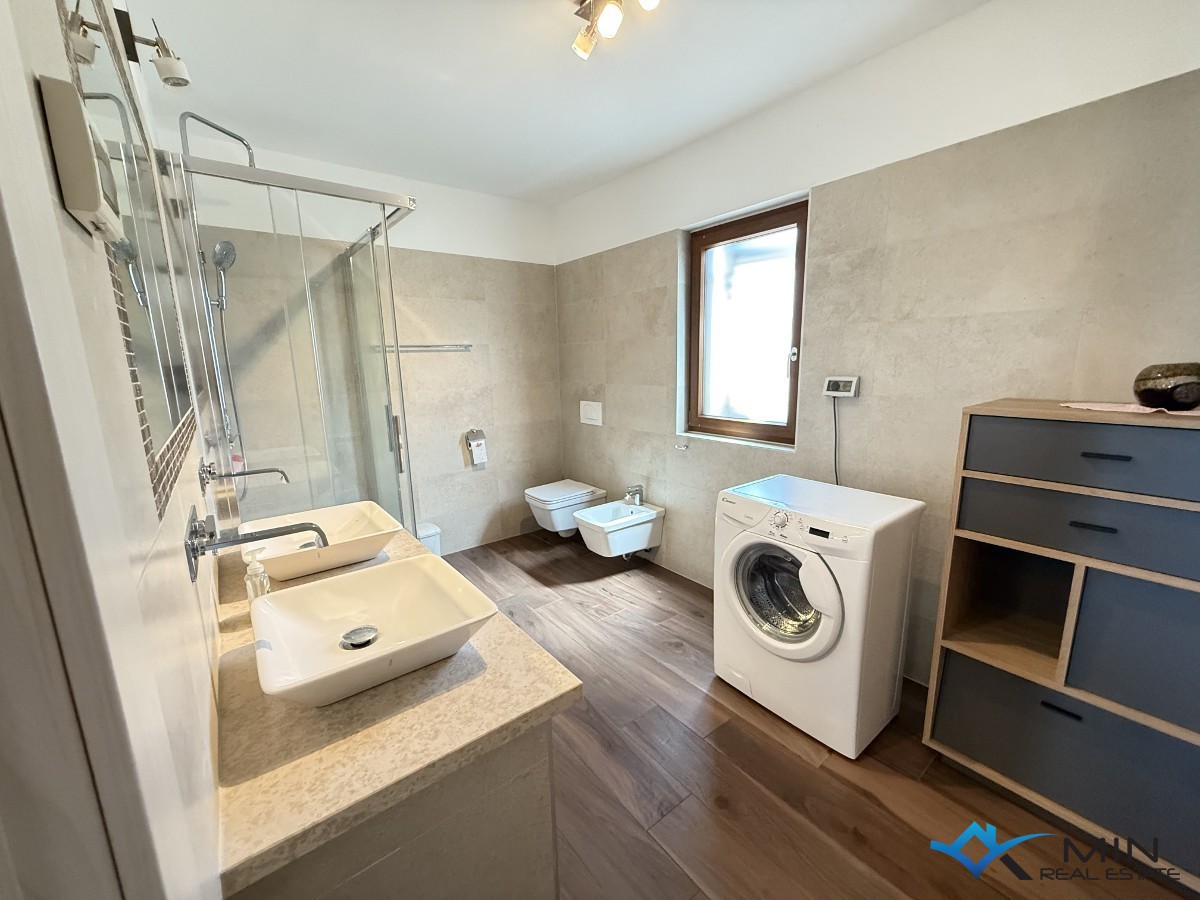 Hiša s 3 apartmaji in vrtom v centru Novigrada
