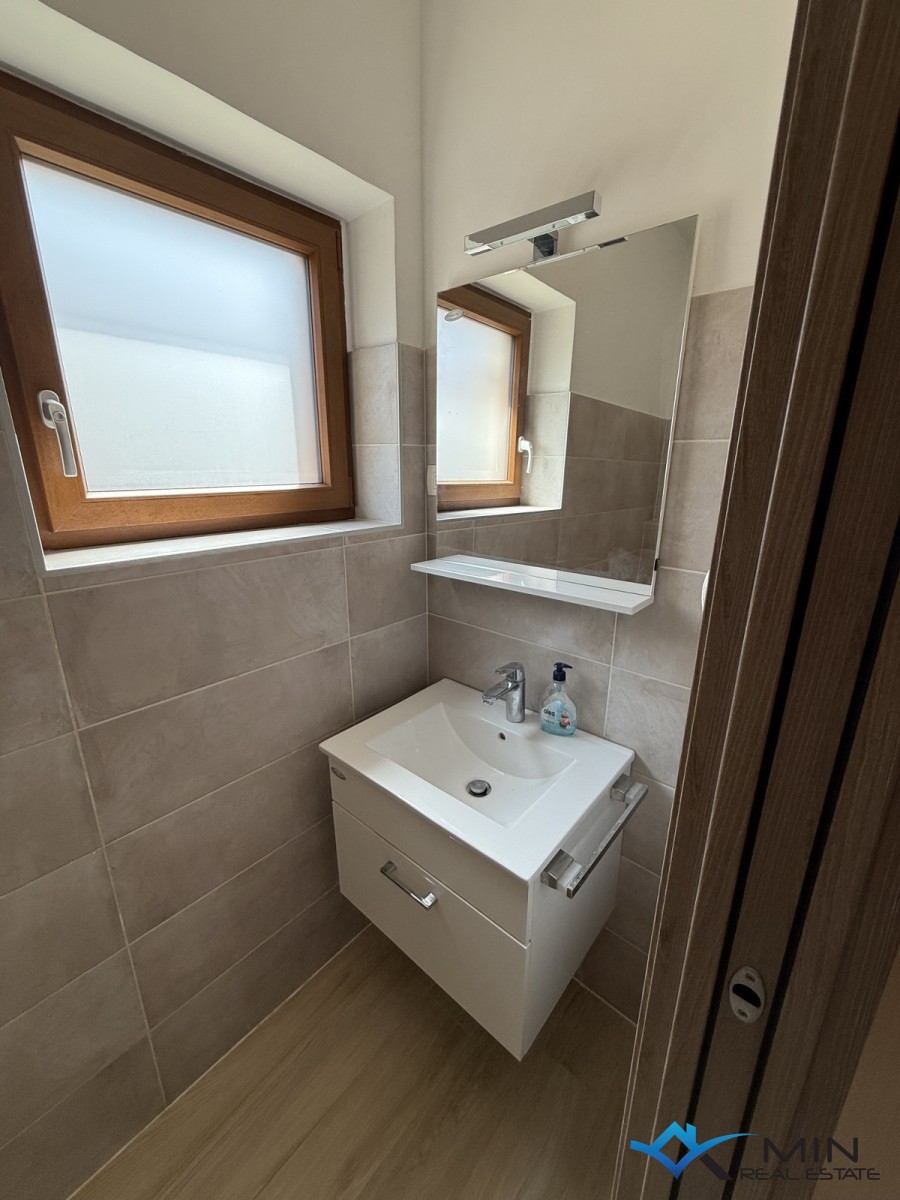 Hiša s 3 apartmaji in vrtom v centru Novigrada