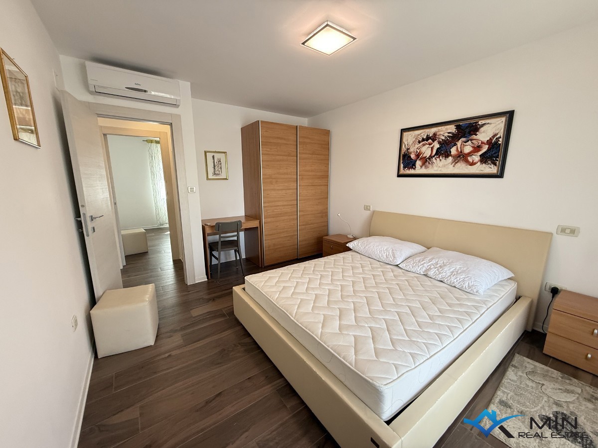 Hiša s 3 apartmaji in vrtom v centru Novigrada