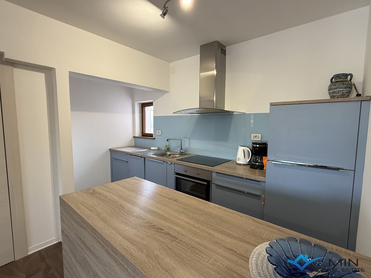 Hiša s 3 apartmaji in vrtom v centru Novigrada