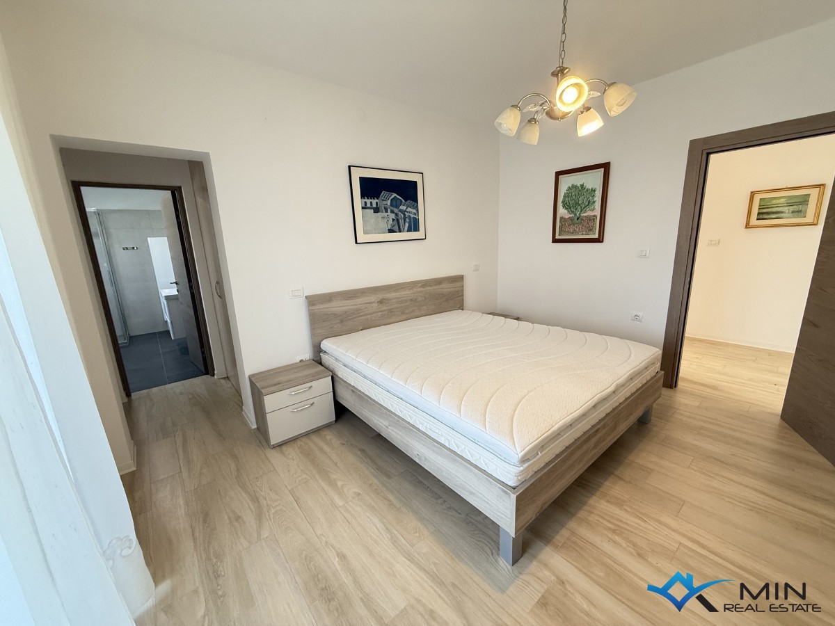 Hiša s 3 apartmaji in vrtom v centru Novigrada