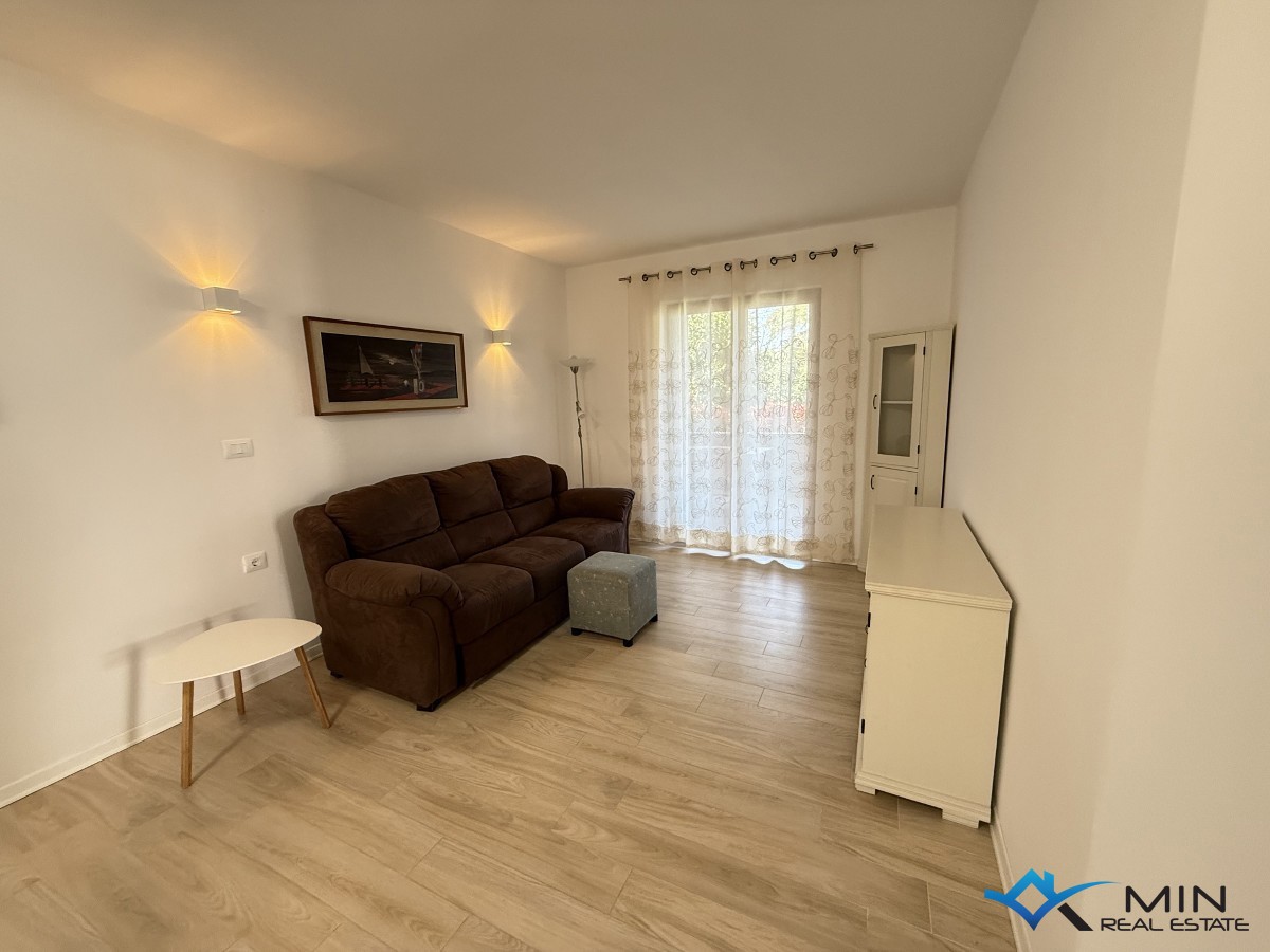 Hiša s 3 apartmaji in vrtom v centru Novigrada