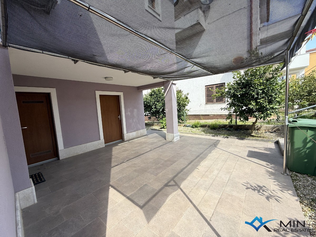 Hiša s 3 apartmaji in vrtom v centru Novigrada