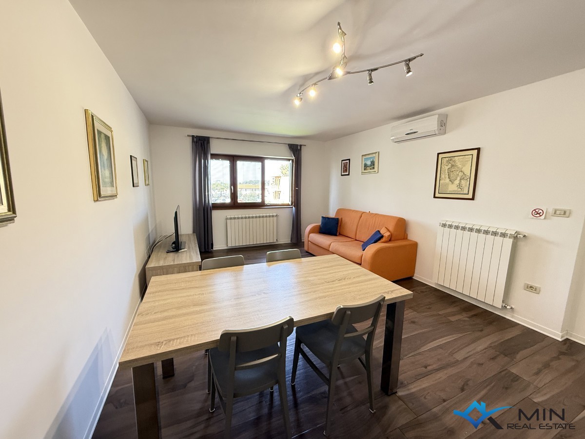 Hiša s 3 apartmaji in vrtom v centru Novigrada