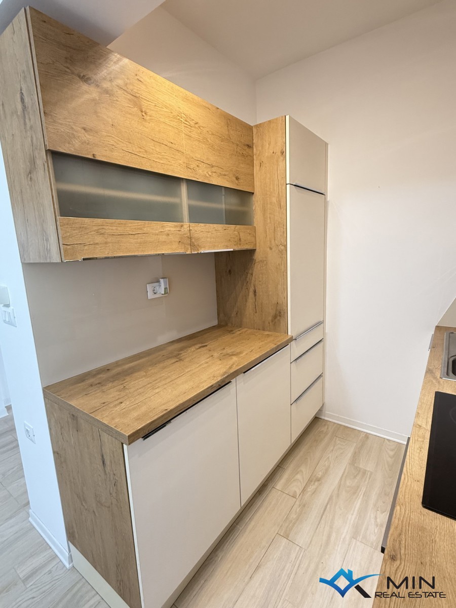 Hiša s 3 apartmaji in vrtom v centru Novigrada