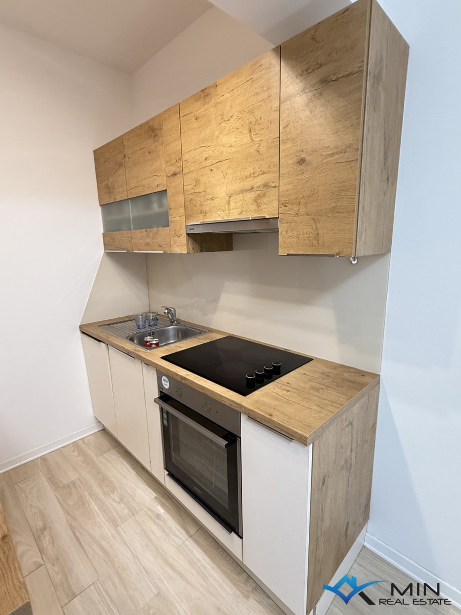 Hiša s 3 apartmaji in vrtom v centru Novigrada