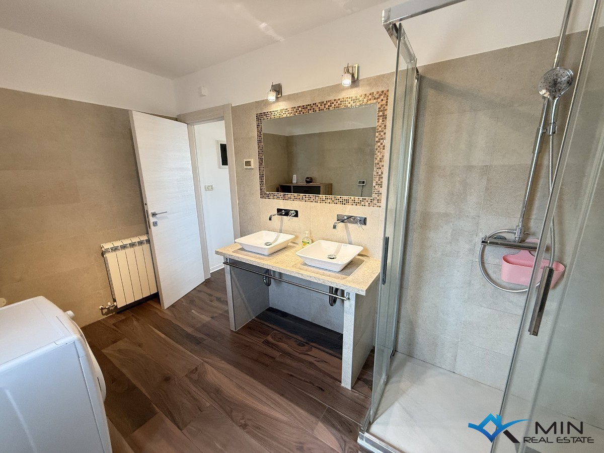 Hiša s 3 apartmaji in vrtom v centru Novigrada