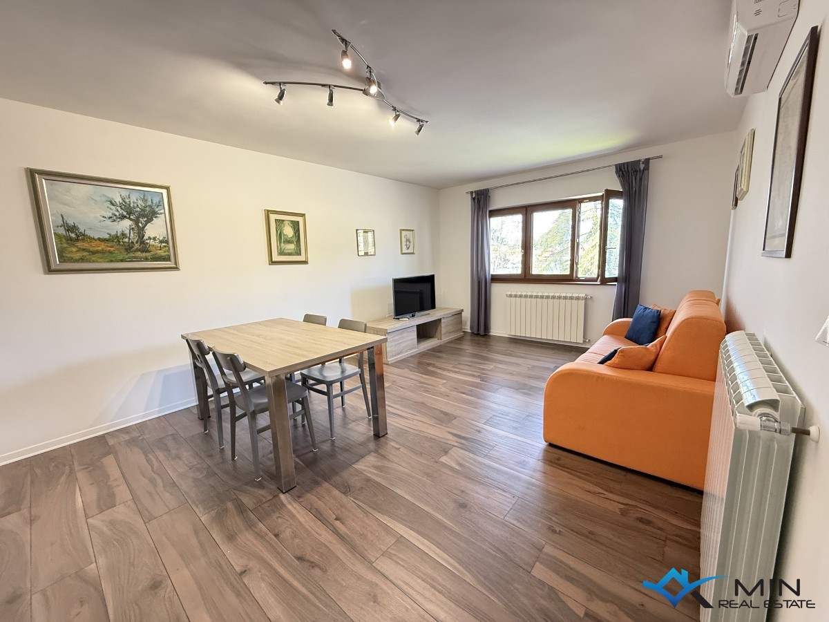 Hiša s 3 apartmaji in vrtom v centru Novigrada