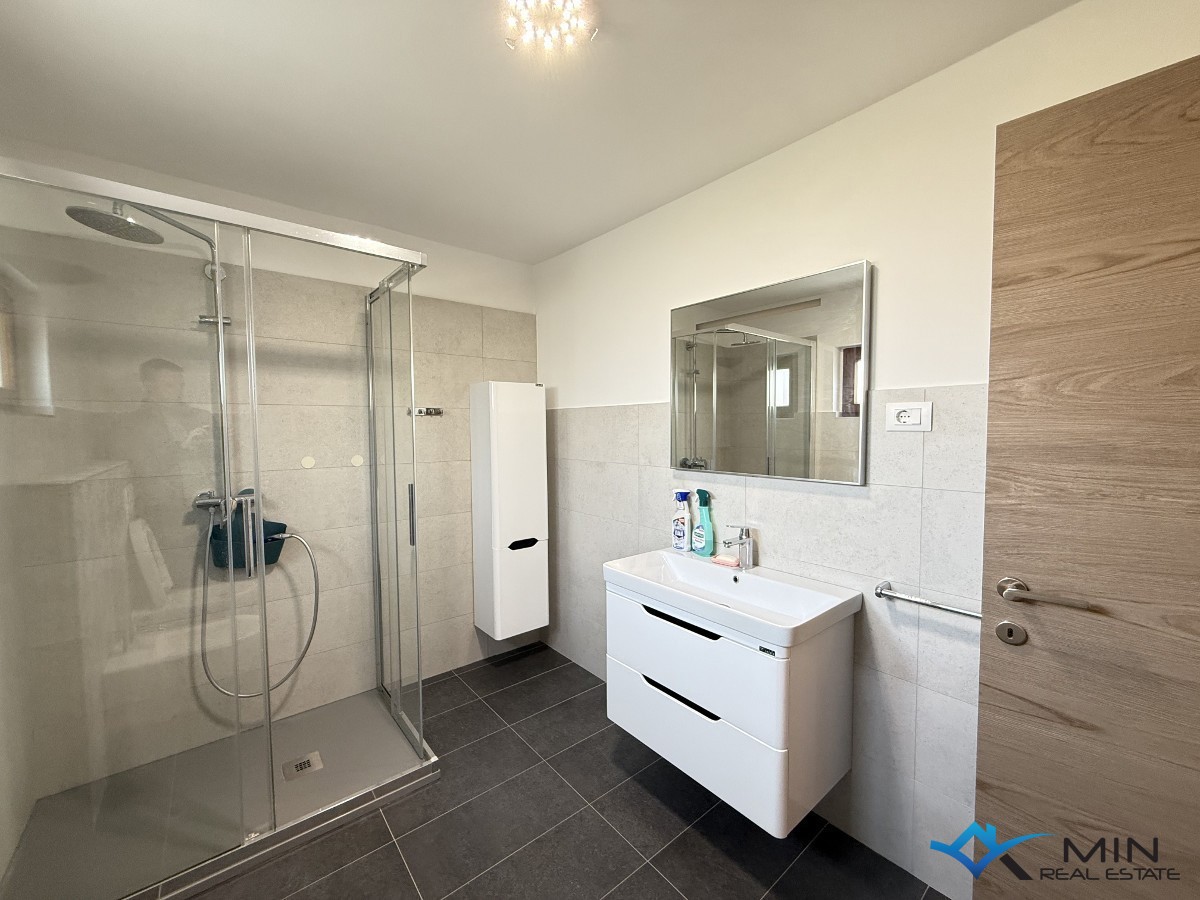 Hiša s 3 apartmaji in vrtom v centru Novigrada