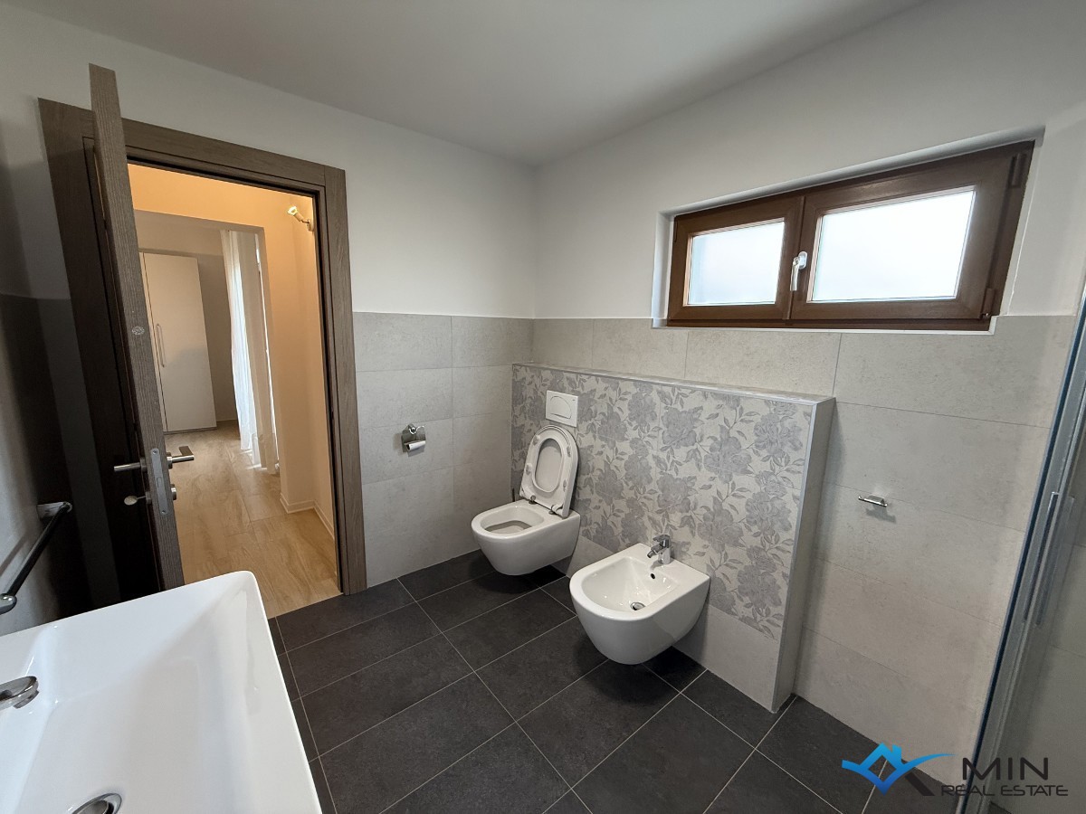Hiša s 3 apartmaji in vrtom v centru Novigrada