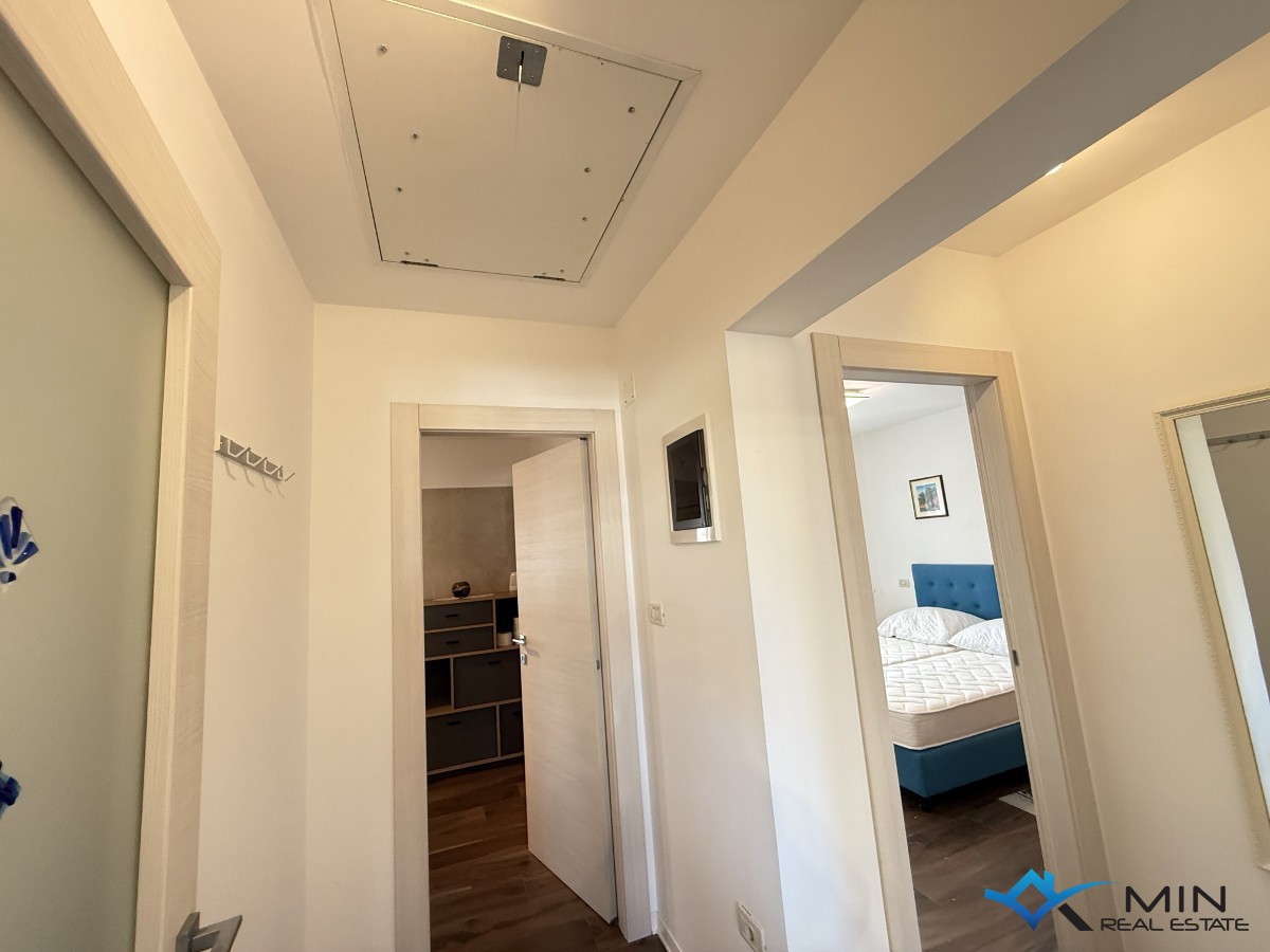 Hiša s 3 apartmaji in vrtom v centru Novigrada