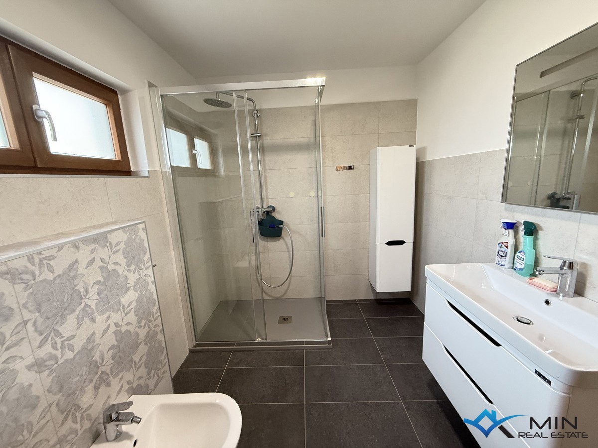 Hiša s 3 apartmaji in vrtom v centru Novigrada