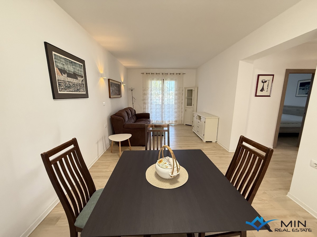 Hiša s 3 apartmaji in vrtom v centru Novigrada