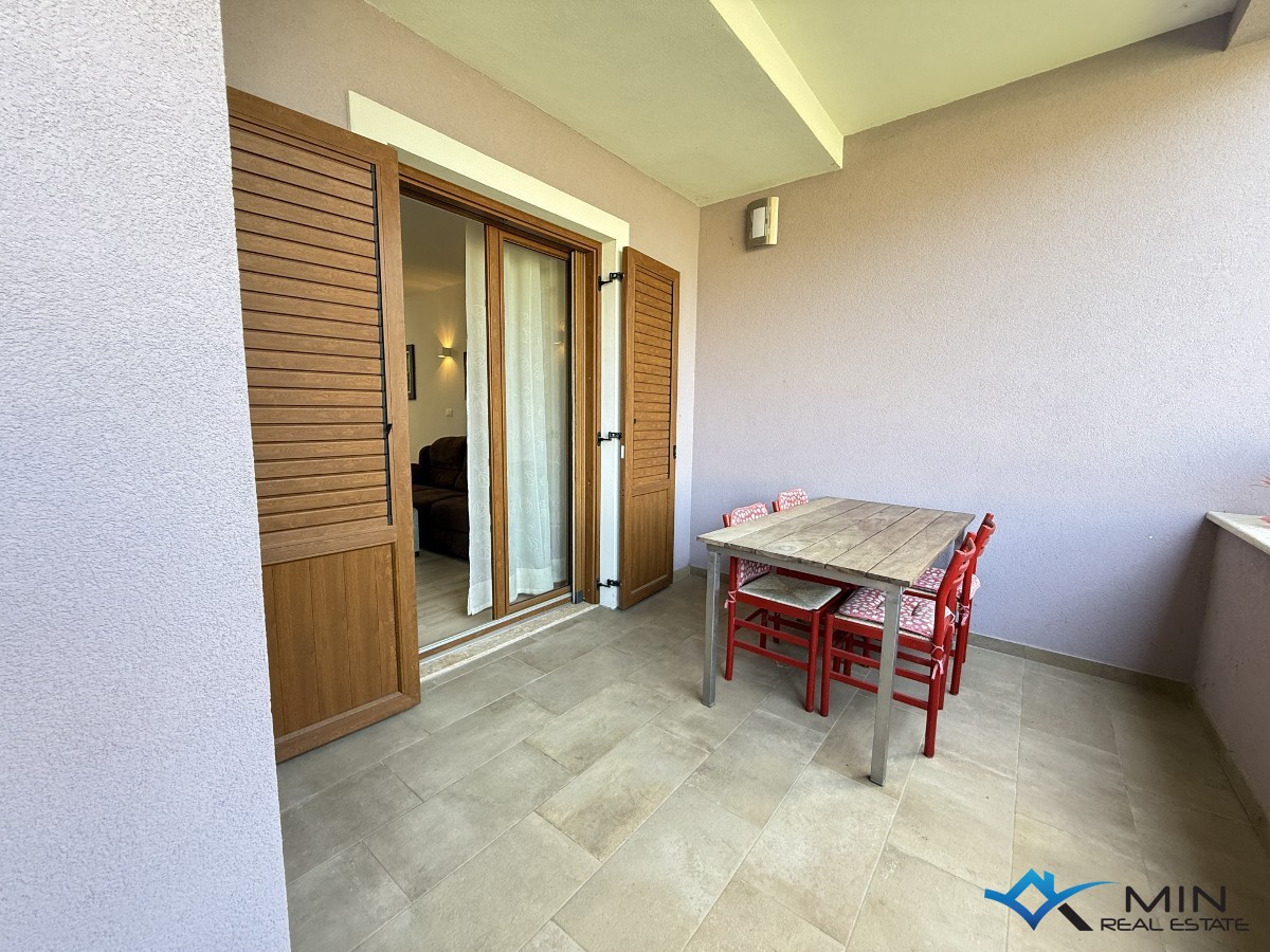 Hiša s 3 apartmaji in vrtom v centru Novigrada