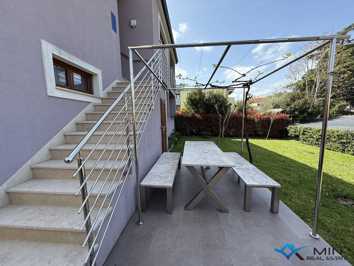 Hiša s 3 apartmaji in vrtom v centru Novigrada