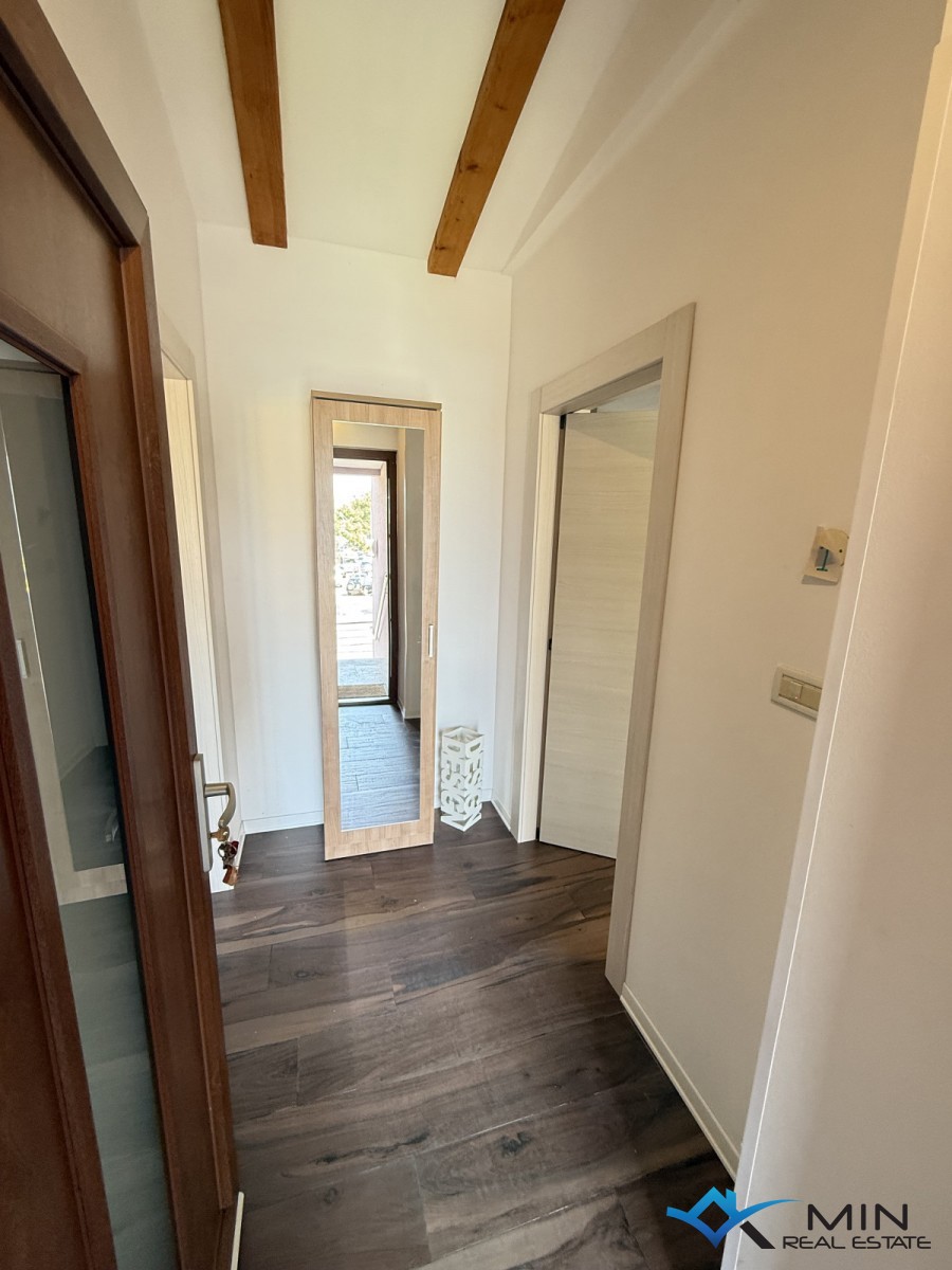 Hiša s 3 apartmaji in vrtom v centru Novigrada