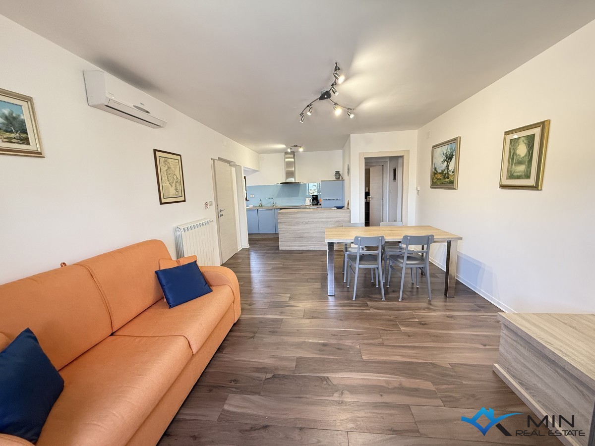 Hiša s 3 apartmaji in vrtom v centru Novigrada