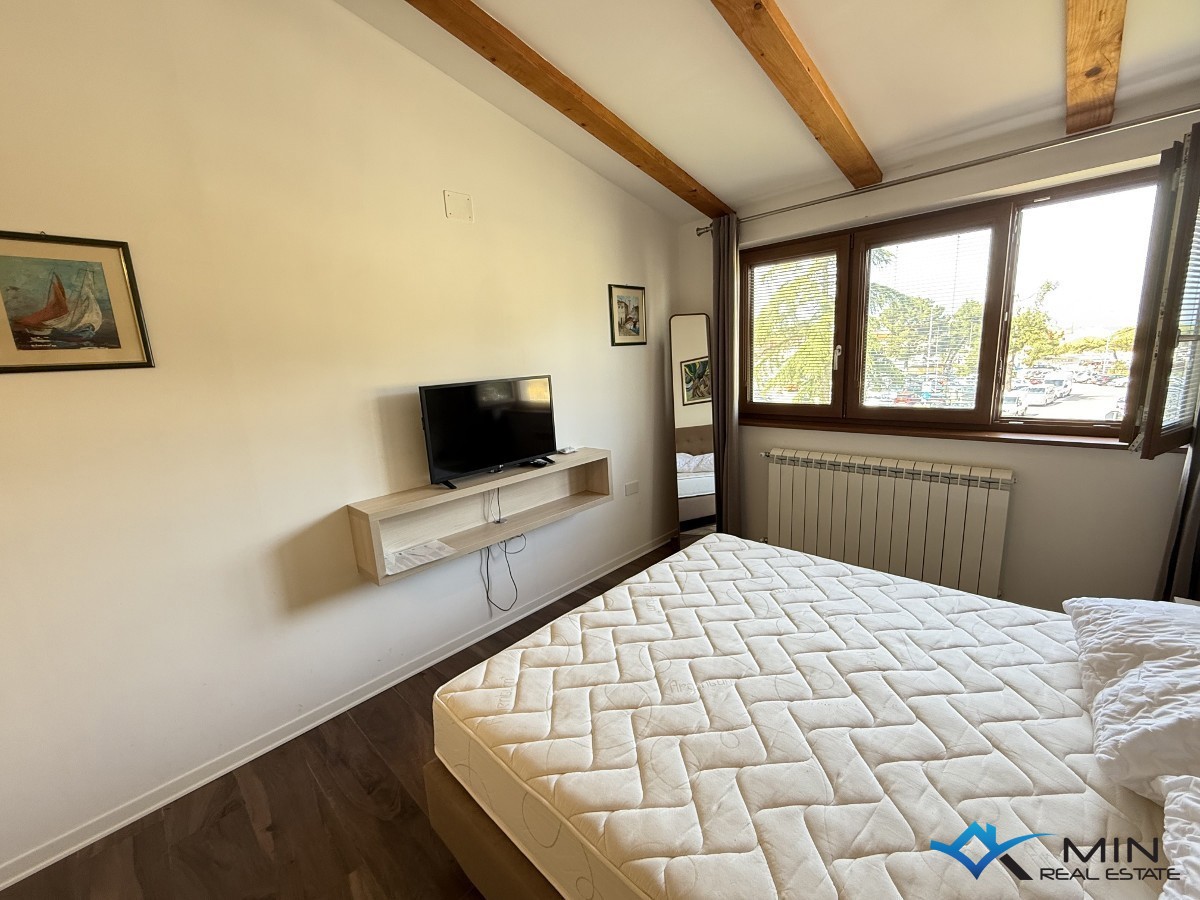 Hiša s 3 apartmaji in vrtom v centru Novigrada