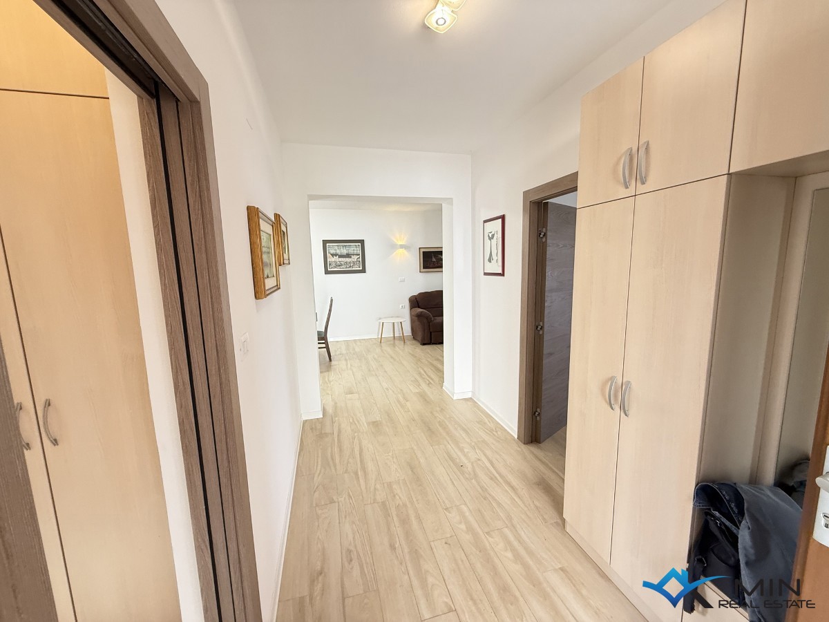 Hiša s 3 apartmaji in vrtom v centru Novigrada