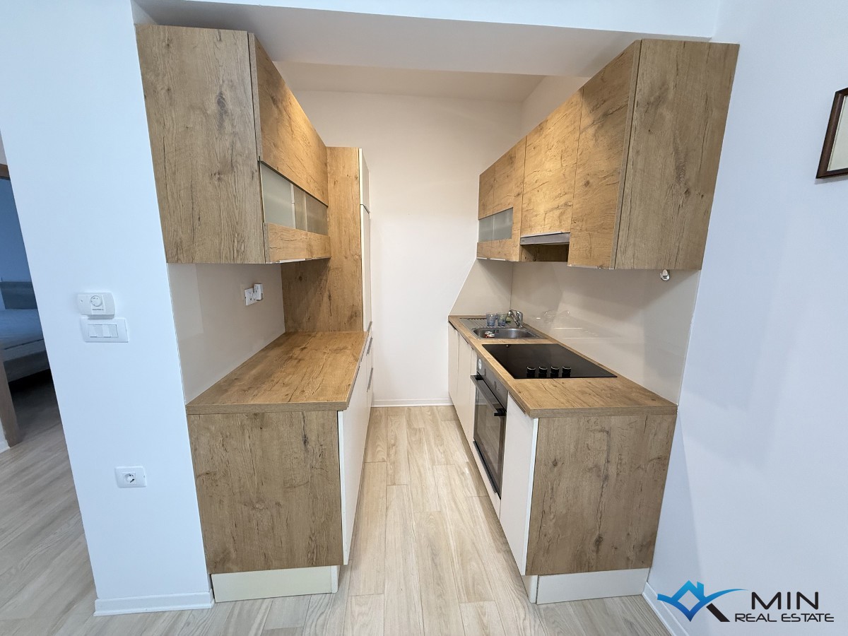 Hiša s 3 apartmaji in vrtom v centru Novigrada