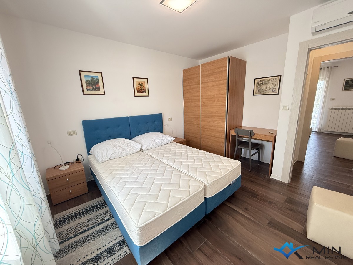 Hiša s 3 apartmaji in vrtom v centru Novigrada