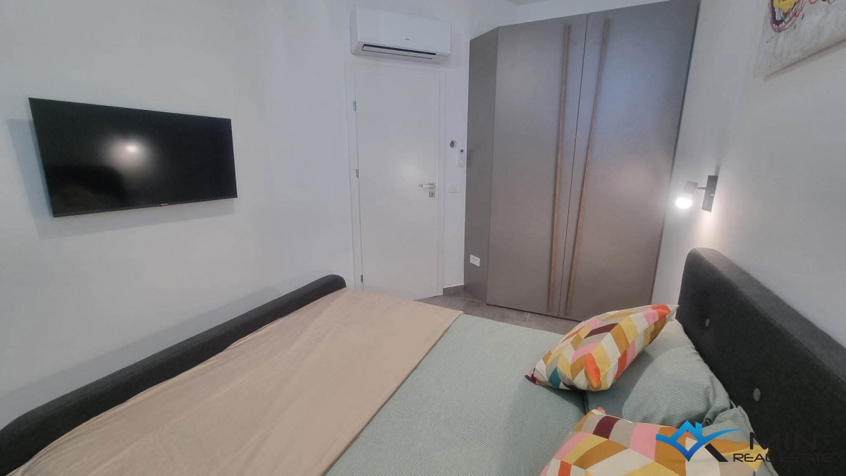 Samostojna hiša z bazenom v Novigradu