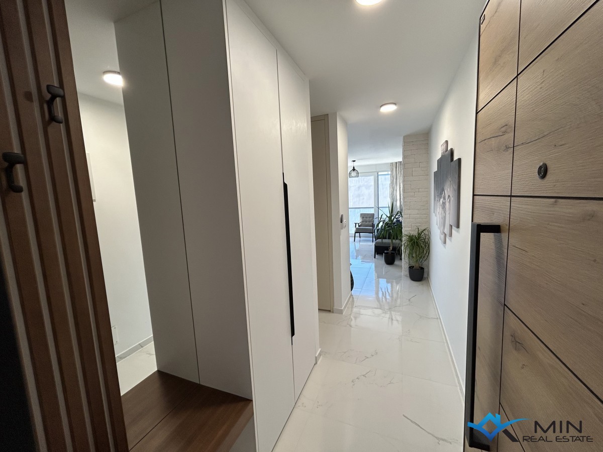Apartma s strešno teraso in panoramskim pogledom na morje v Novigradu