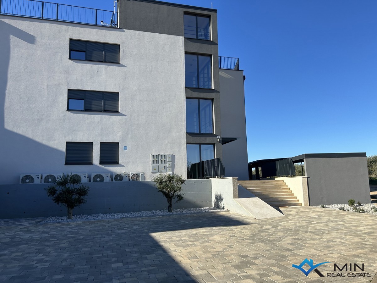Apartma s strešno teraso in panoramskim pogledom na morje v Novigradu