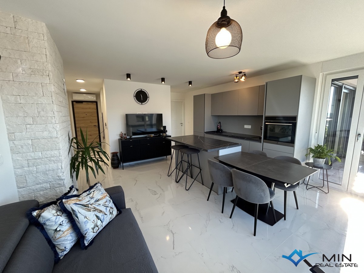 Apartma s strešno teraso in panoramskim pogledom na morje v Novigradu