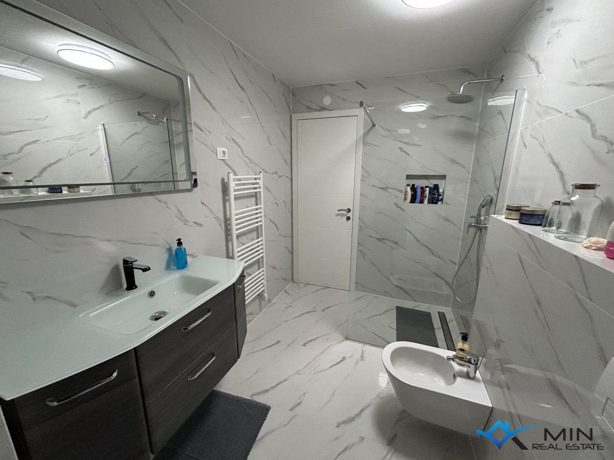 Apartma s strešno teraso in panoramskim pogledom na morje v Novigradu