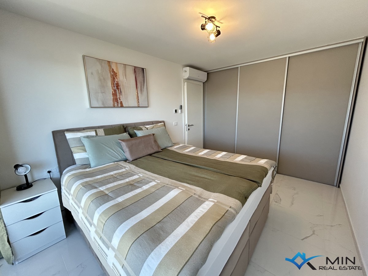 Apartma s strešno teraso in panoramskim pogledom na morje v Novigradu
