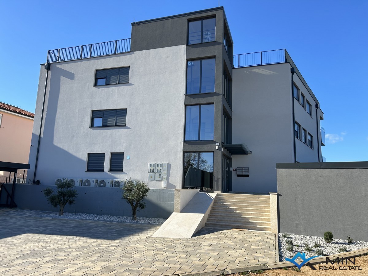 Apartma s strešno teraso in panoramskim pogledom na morje v Novigradu