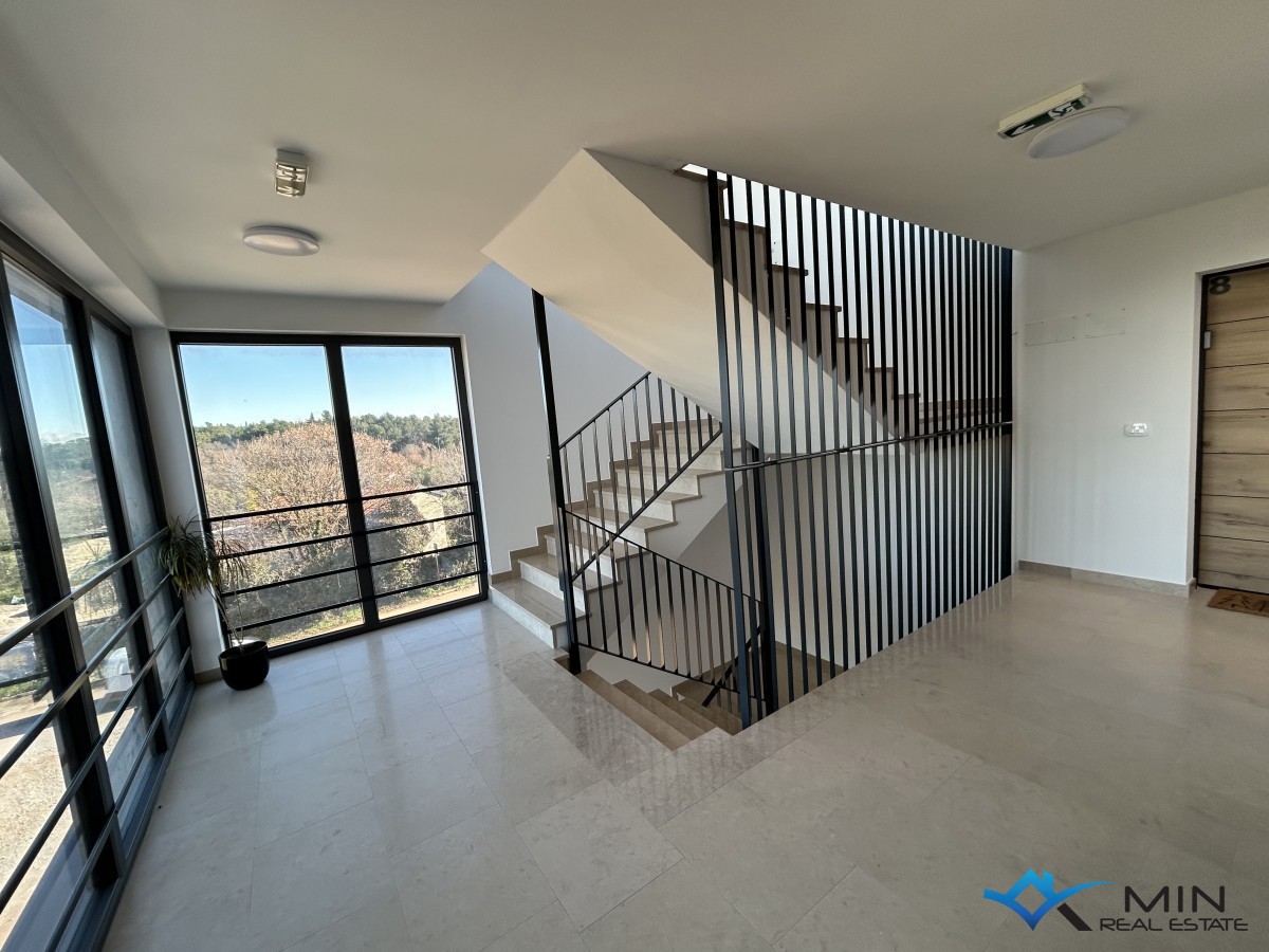 Apartma s strešno teraso in panoramskim pogledom na morje v Novigradu