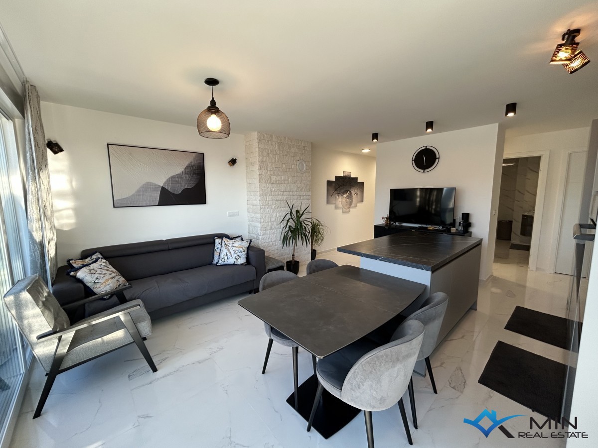 Apartma s strešno teraso in panoramskim pogledom na morje v Novigradu