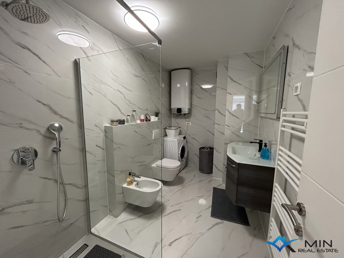Apartma s strešno teraso in panoramskim pogledom na morje v Novigradu