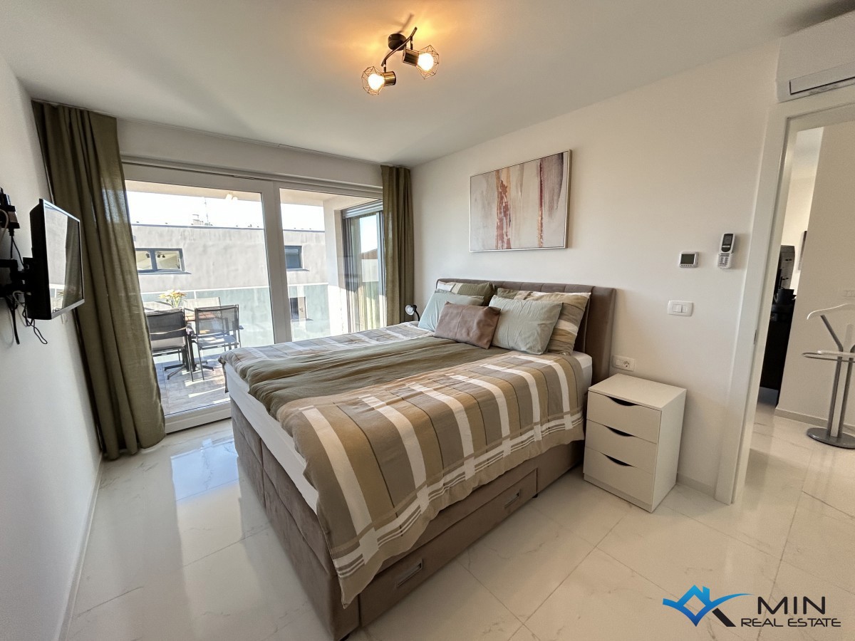 Apartma s strešno teraso in panoramskim pogledom na morje v Novigradu