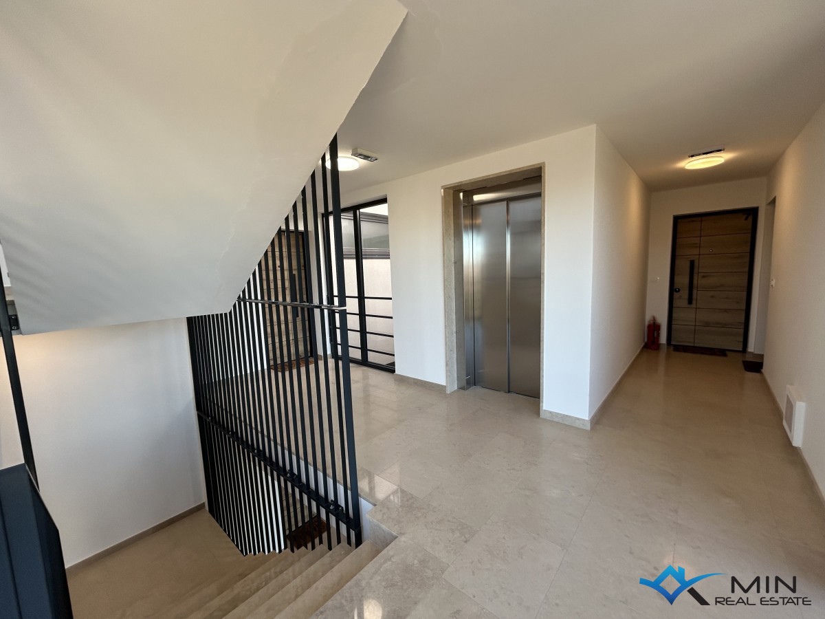 Apartma s strešno teraso in panoramskim pogledom na morje v Novigradu