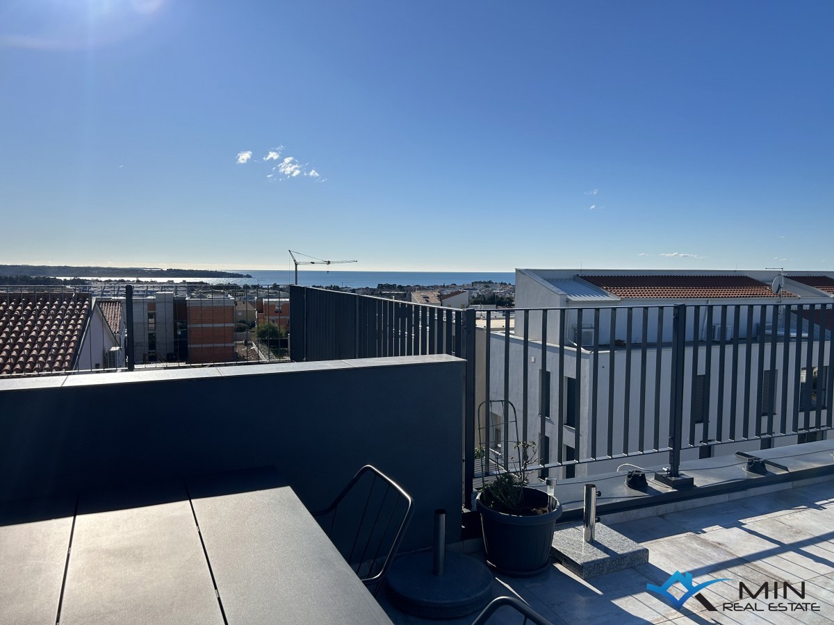 Apartma s strešno teraso in panoramskim pogledom na morje v Novigradu