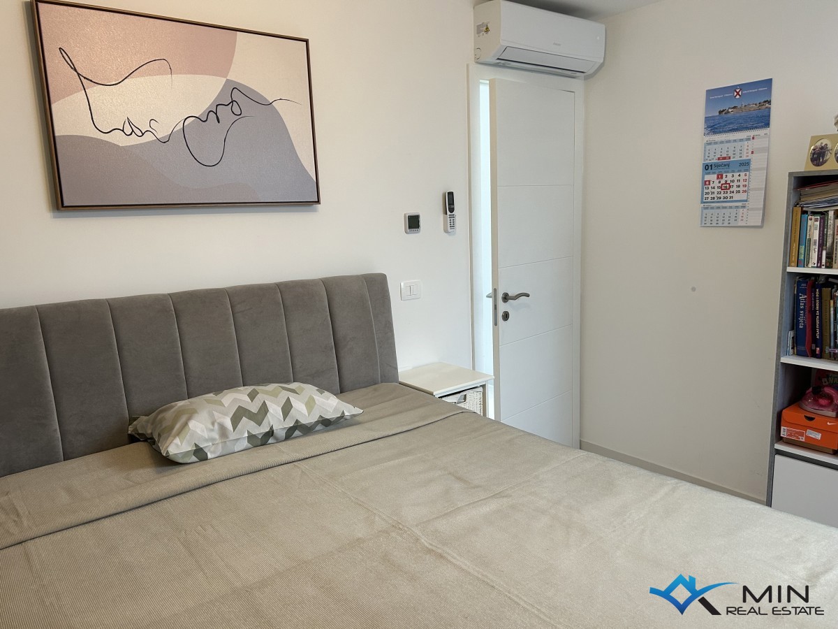 Apartma s strešno teraso in panoramskim pogledom na morje v Novigradu