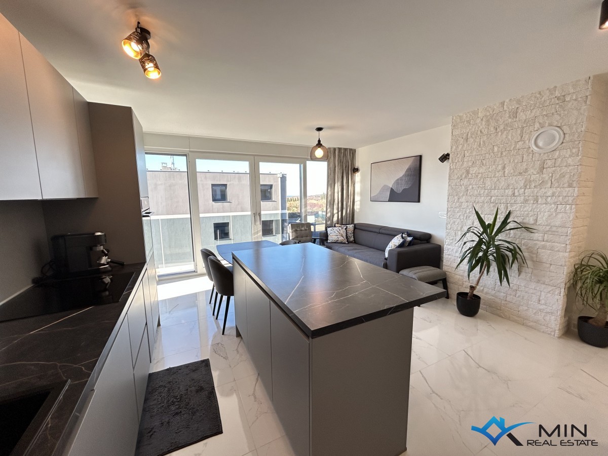 Apartma s strešno teraso in panoramskim pogledom na morje v Novigradu