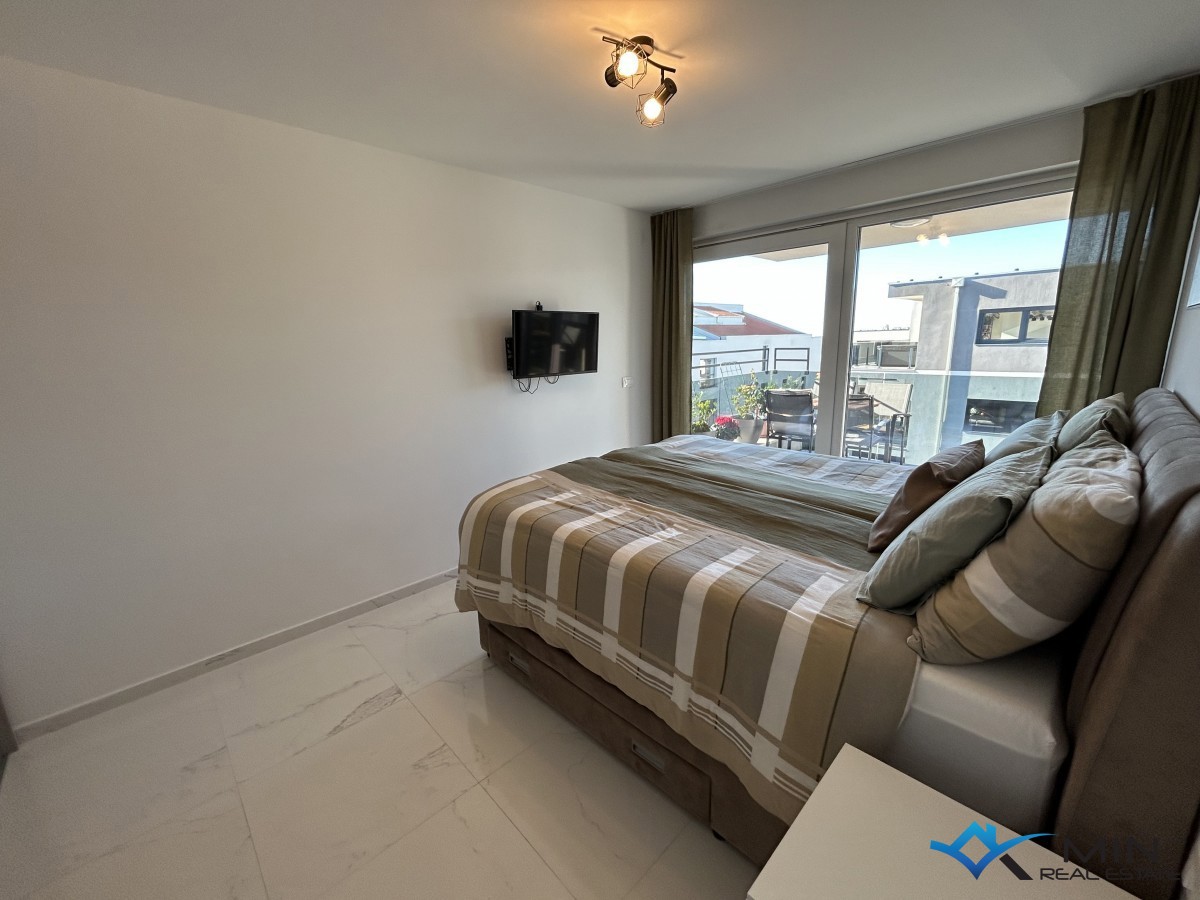 Apartma s strešno teraso in panoramskim pogledom na morje v Novigradu