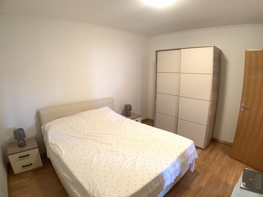 Prostorna hiša z bazenom in 3 APP v Novigradu