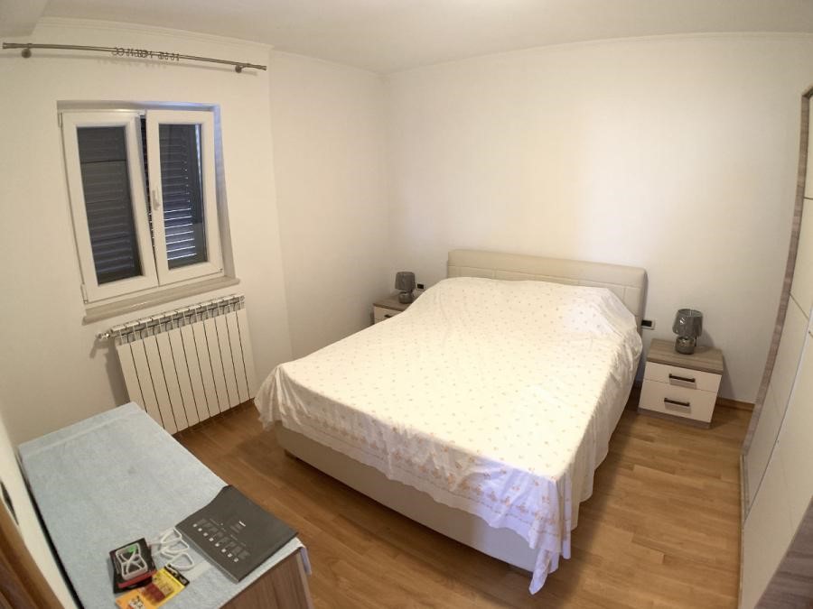 Prostorna hiša z bazenom in 3 APP v Novigradu