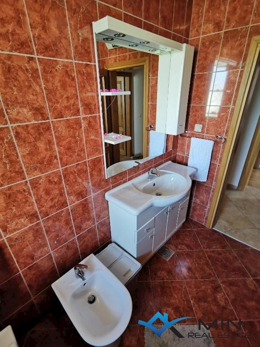 Hiša z 2 stanovanji blizu Novigrada