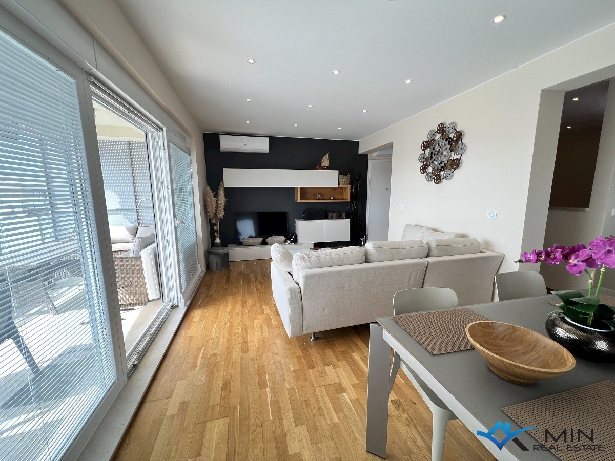 Apartma s strešno teraso 450 m od morja