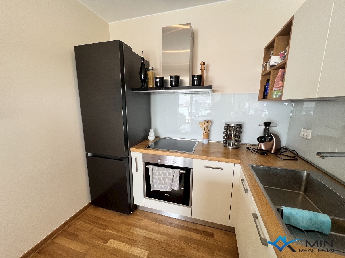 Apartma s strešno teraso 450 m od morja