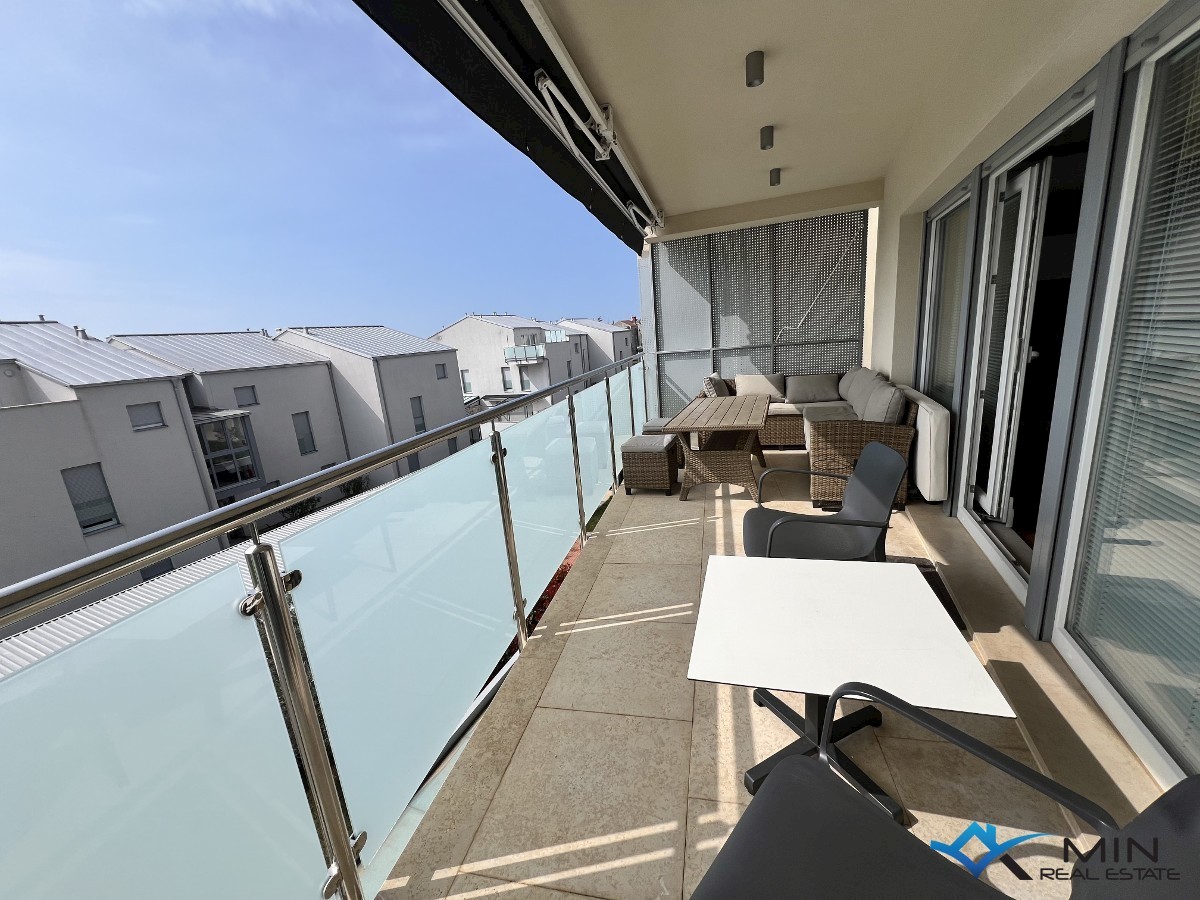 Apartma s strešno teraso 450 m od morja